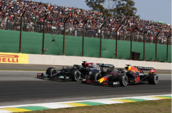 极速赛车世界-梅赛德斯团队期待在巴西挑战红牛-汉密尔顿看好追赶维斯塔潘，梅赛德斯技术调整引关注