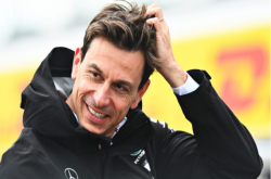 极速赛车世界-梅赛德斯车队老板托托·沃尔夫考虑加入曼联股东行列